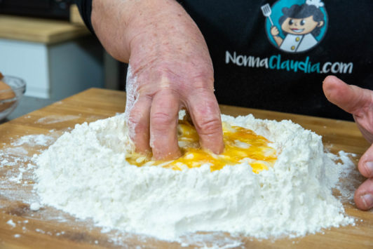 impastare ingredienti fontana