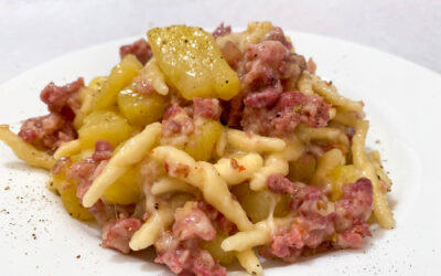 Pasta e patate con salsiccia e scamorza