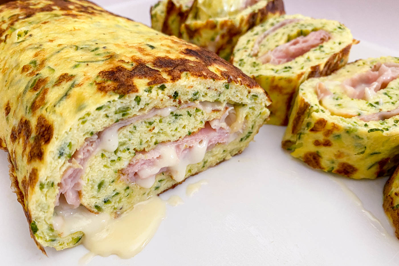 Omelette roll with zucchini