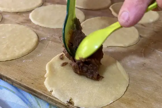 mettere crema con cucchiaini